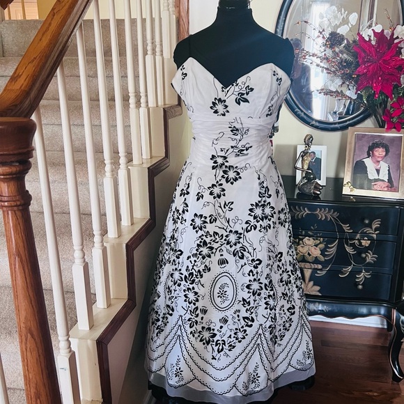 *Vintage Black and White Papell Boutique - Picture 6 of 16